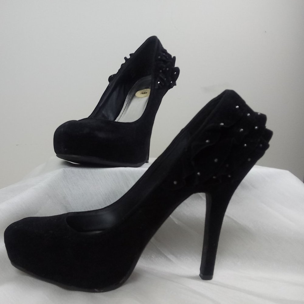 Black faux suede ladies pumps